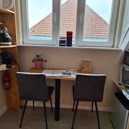 22Up Bed & Koffie Bed & Breakfast Den Burg Exterior photo